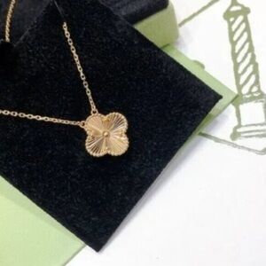 Van Cleef & Arpels Vintage Alhambra pendant 18K yellow gold.